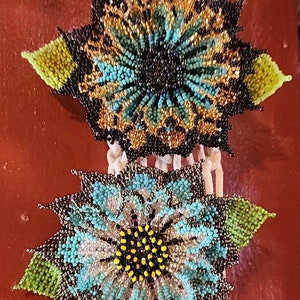 Clip de pelo de flor maya con cuentas