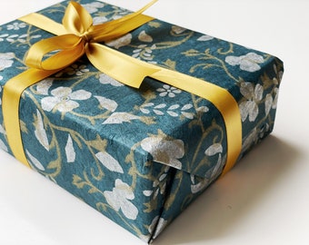 Papel de regalo (2 hojas) / Flores blancas y doradas sobre fondo azul / Hecho a mano, ecológico, bordes irregulares, papel nepalí, floral, papel de regalo