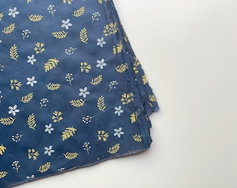 Papel para envolver regalos (2 hojas) / Nagarjun - Azul índigo / papel para envolver regalos con motivos florales / hecho a mano, ecológico, bordes desbarbados, papel nepalí