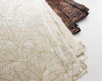 Papel para envolver regalos (2 hojas) / Gilded Grove / hecho a mano, ecológico, bordes desbarbados, papel nepalí, diseño de follaje dorado, papel para envolver regalos