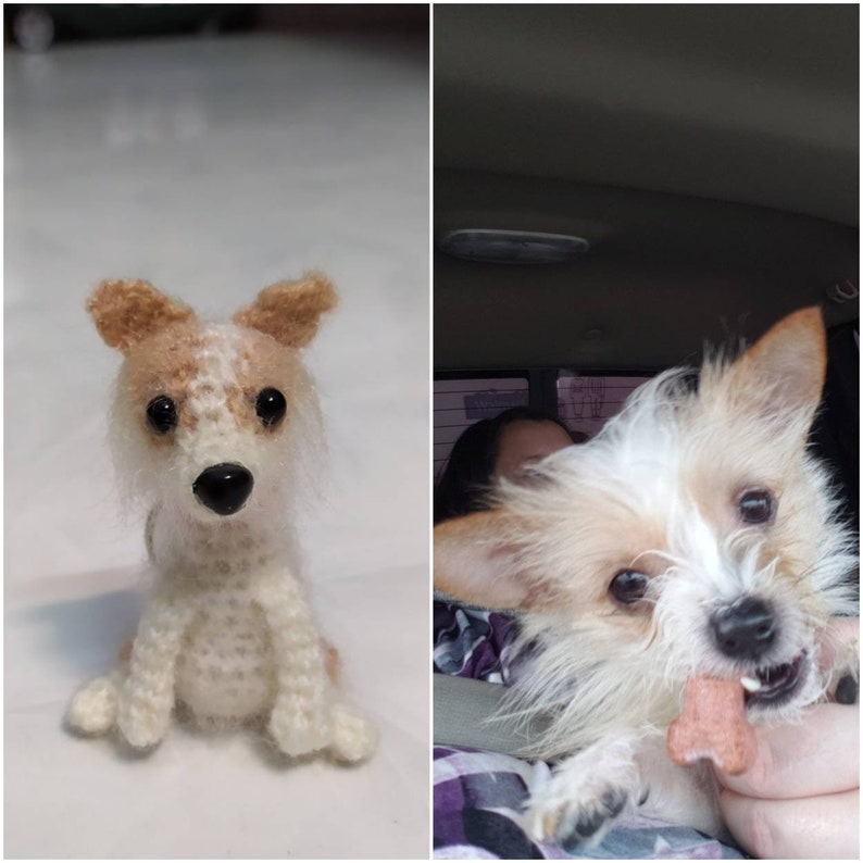 Puede incluir: Un juguete de perro de crochet, blanco con detalles marrones, sentado sobre una superficie blanca. El juguete es una representaci&oacute;n realista de un perro.