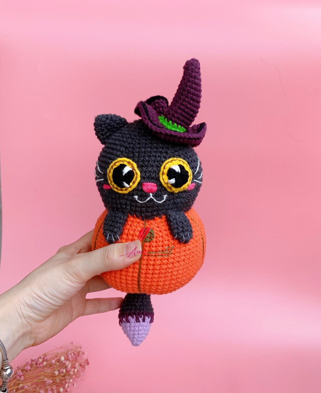 TOYMIS Gatto Portafortuna All'Uncinetto Con Cappello Da Strega – Amigurumi In Lana, 7,5x11 Cm, Per Decorazione Halloween E Regalo