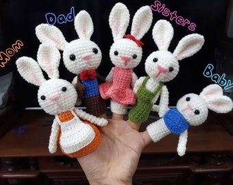 Set di 5 burattini da dito all'uncinetto, burattini amigurumi fatti a mano, giocattoli della famiglia di coniglietti all'uncinetto, burattini da dito amigurumi, giocattolo Montessori all'uncinetto