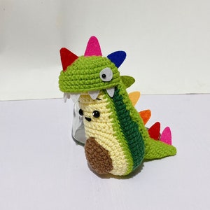 Gehaakte dinosaurusavocado, dinosaurusavocado pluche, gevulde dinosaurusavocado, dinosaurusavocadopop, avocadosleutelhanger, dinosaurussleutelhanger