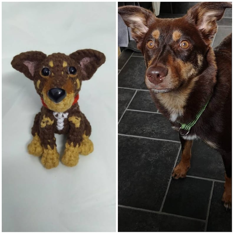 Puede incluir: Un juguete de perro de crochet marr&oacute;n y beige, sentado sobre una superficie blanca. El juguete es una representaci&oacute;n realista de un perro, con pelo marr&oacute;n, patas beige y una nariz negra.