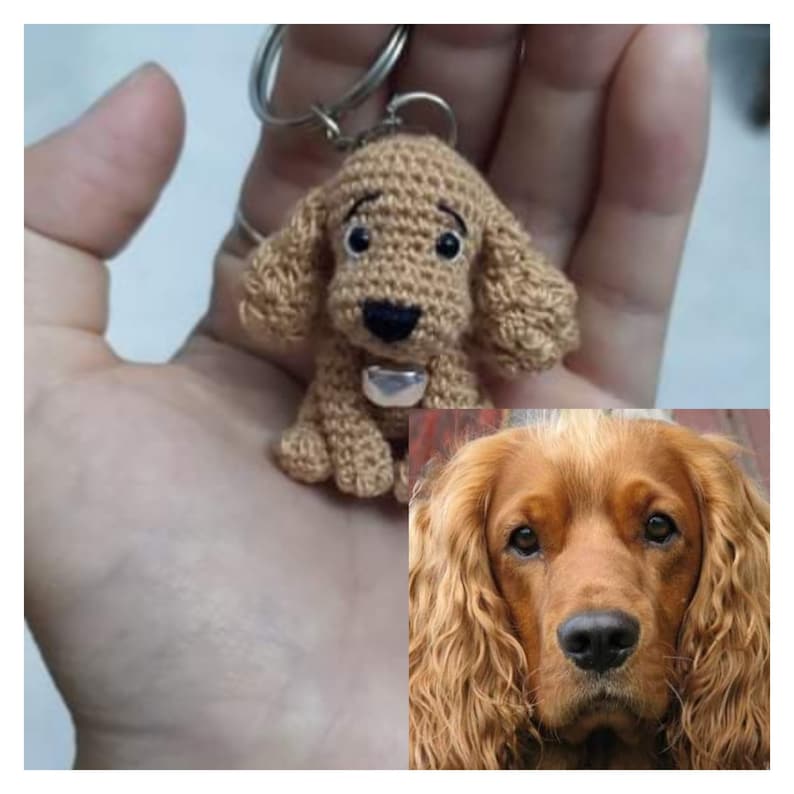 Puede incluir: Un llavero de perro de crochet marr&oacute;n con una campana plateada. El llavero est&aacute; en la mano de una persona. Se muestra un primer plano de la cara de un perro marr&oacute;n en el fondo.
