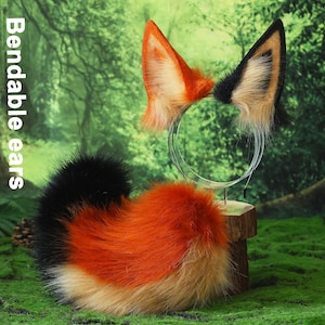 Op de afbeelding: Een set vossenoren en -staart, met oranje, zwarte en bruine imitatiebont. De oren zijn bevestigd aan een doorzichtige hoofdband. De pluizige staart is veelkleurig. De tekst "Bendable ears" staat in de linkerbovenhoek.