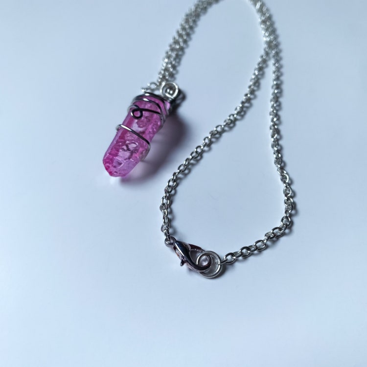 Various semi precious gemstone dinosaur pendants and 18" silver plated chains. Various semi precious gemstone dinosaur pendants and 18" silver plated chains.