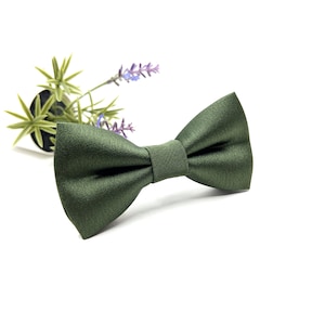 Olive Green Silk bowtie / Olive Green bowtie / Groomsman Gift / Wedding bowtie / Ring bearer bowtie / Gift for dad / Gift for him / Bow Tie