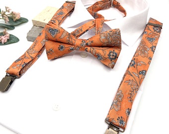 Gebrannte orange Blumen-Hosenträger, gebrannte orange Fliege, Hosenträger-Fliege, Hochzeit-Blumen-Hosenträger, Trauzeugen-Hosenträger, Ringträger-Outfit