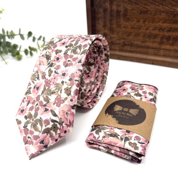 Corbata floral rosa ruborizado y verde oliva sobre fondo marfil