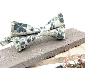 Floral Salbei grün Hosenträger, Floral Sag Fliege, Straps Schleife, Hochzeit Blumen Hosenträger, Groomsmen Hosenträger, Ringträger Outfit