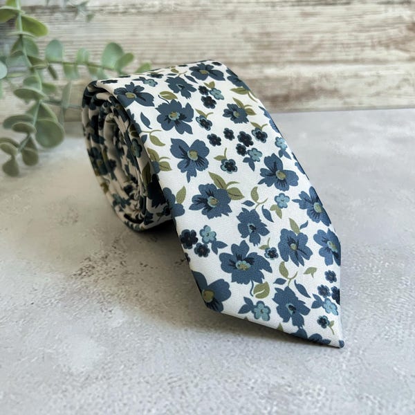 Dusty Blue Floral Krawatte, Elfenbein Hintergrund mit Navy & Sage Grün Botanische Bedruckte Krawatte