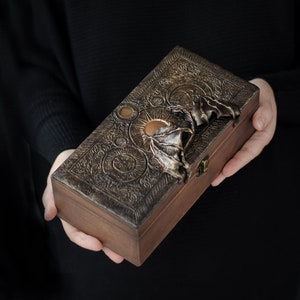 Boîte magique en bois phases de lune dragon papillon de nuit en cristal boîte de rangement personnalisée fantaisie boîte cachette en bois sorcière médiévale carte de tarot boîte en bois