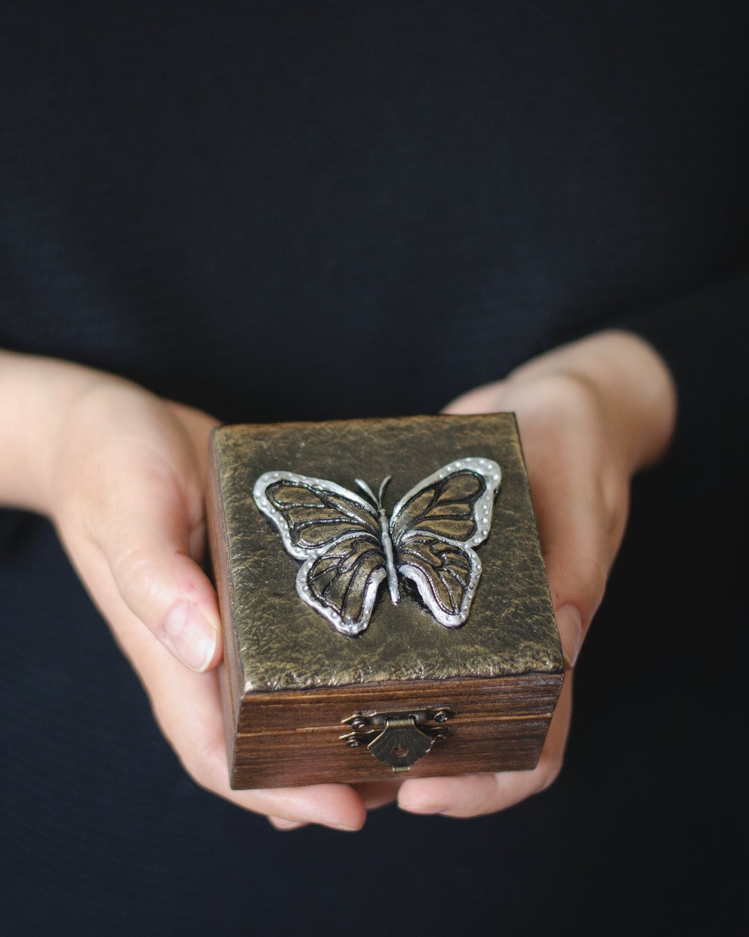 Elegant Butterfly Engagement Ring Box: Timeless Beauty for Your Signature Gift
