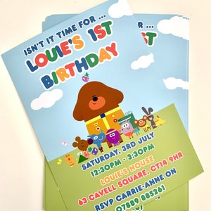 Puede incluir: Invitaciones de fiesta de cumpleaños con un perro de dibujos animados y otros personajes. Las invitaciones tienen un fondo de cielo azul con nubes blancas y el texto "Louie's 1st Birthday". Los detalles incluyen la fecha, la hora y el lugar.