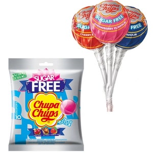 Könnte beinhalten: Eine Tüte mit 10 zuckerfreien Chupa Chups Lutschern mit einem Papierstab. Die Lutscher sind in den Geschmacksrichtungen Kirsche, Cola und Erdbeere. Die Tüte ist silberfarben mit blauen und gelben Akzenten. Die Lutscher sind rot, blau und pink.