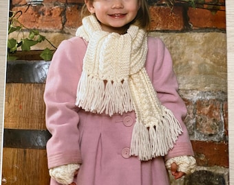 Patrón de punto para suéter, cárdigan, gorro, bufanda y guantes Aran, tallas 18-24 en King Cole 3099.