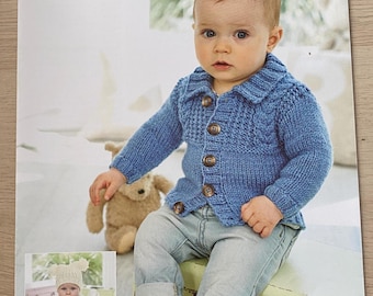 Patrón de punto para cárdigan y gorro Aran Stylecraft 9345. Tallas desde el nacimiento hasta los 7 años.