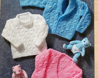 Patrón de punto para suéter, chaqueta y cárdigan Aran, tallas 16-26, en King Cole 2907.