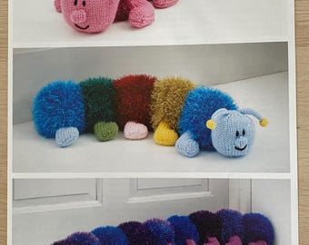 Patrón de tejido para juguete/tope de puerta King Cole Tinsel Centipedes (Tinsel Chunky)