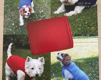 Patrón de punto para abrigo y manta para perro King Cole K9, tallas 10-21 en DK y Aran.