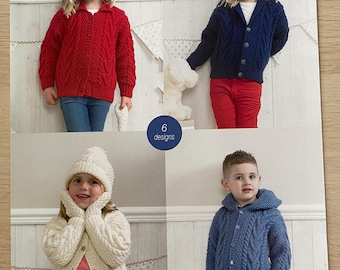 Patrón de punto para chaquetas Aran (4 diseños), gorro y guantes. 4 diseños, 45-71 cm (18-28 pulgadas). Stylecraft 4174.