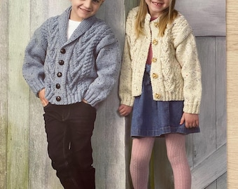 Patrón de punto para cárdigan Aran de 20-28 pulgadas. James C Brett JB764