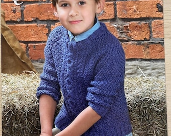 Patrón de punto para suéter y cárdigan Aran, tallas 20-30, en King Cole 3978.