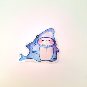 Bonita pegatina de gato tiburón, decoración kawaii, pegatina hecha a mano, pegatina de disfraz de tiburón azul pastel, decoración acogedora para portátil, arte de acuarela