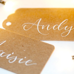 Etiquetas de regalo de cartón kraft marrón personalizadas, personalización de nombre con caligrafía, etiqueta de regalo de Navidad o marcador de posición, regalo, etiqueta de regalo