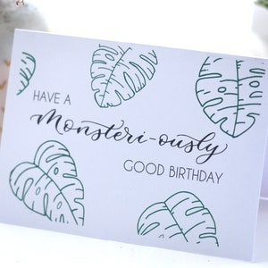 Tarjeta de cumpleaños temática de Monstera, monstruosamente, tarjeta de juego de palabras de planta, tarjeta de cumpleaños, planta mamá, papá de planta, monsteri-ously, planta de queso