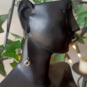 Små Möbius-knutörhängen - Eleganta handgjorda minimalistiska smycken i rostfritt stål - Lätt alldags kedjehängande alliansörhänge