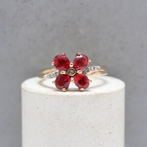 9ct Yellow Gold, Red Quartz Ring, UK Size N