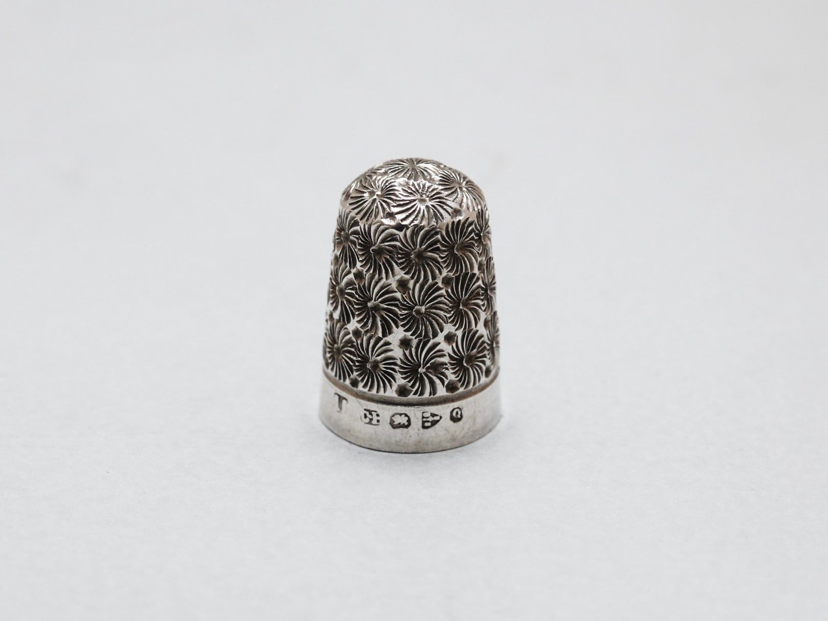 Dé à Coudre Ancien En Argent Massif - Décors Fleuris - Fabrication Française