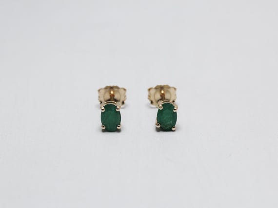 9ct gold emerald stud earrings discount
