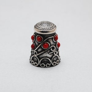 Vintage Silver Hallmarked Thimble with Red / Orange Stones. 15mm Inside Diameter. 5.47g