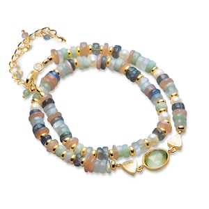 Puede incluir: Un collar de múltiples hilos con una variedad de cuentas de piedras preciosas, incluyendo rosa, verde, azul y blanco. El collar presenta un gran colgante de piedra preciosa verde y detalles dorados.