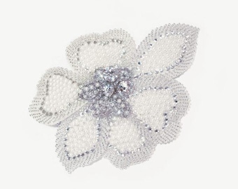 Colección nupcial de Ivory & Co - Clip para el cabello Hope Pearl Retro Flower, chapado en rodio, cristales y perlas de imitación.