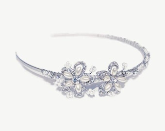 Coleção Bridal da Ivory & Co - Tiara delicada Amelia com cristais e pérolas em ródio, banhada a ródio.
