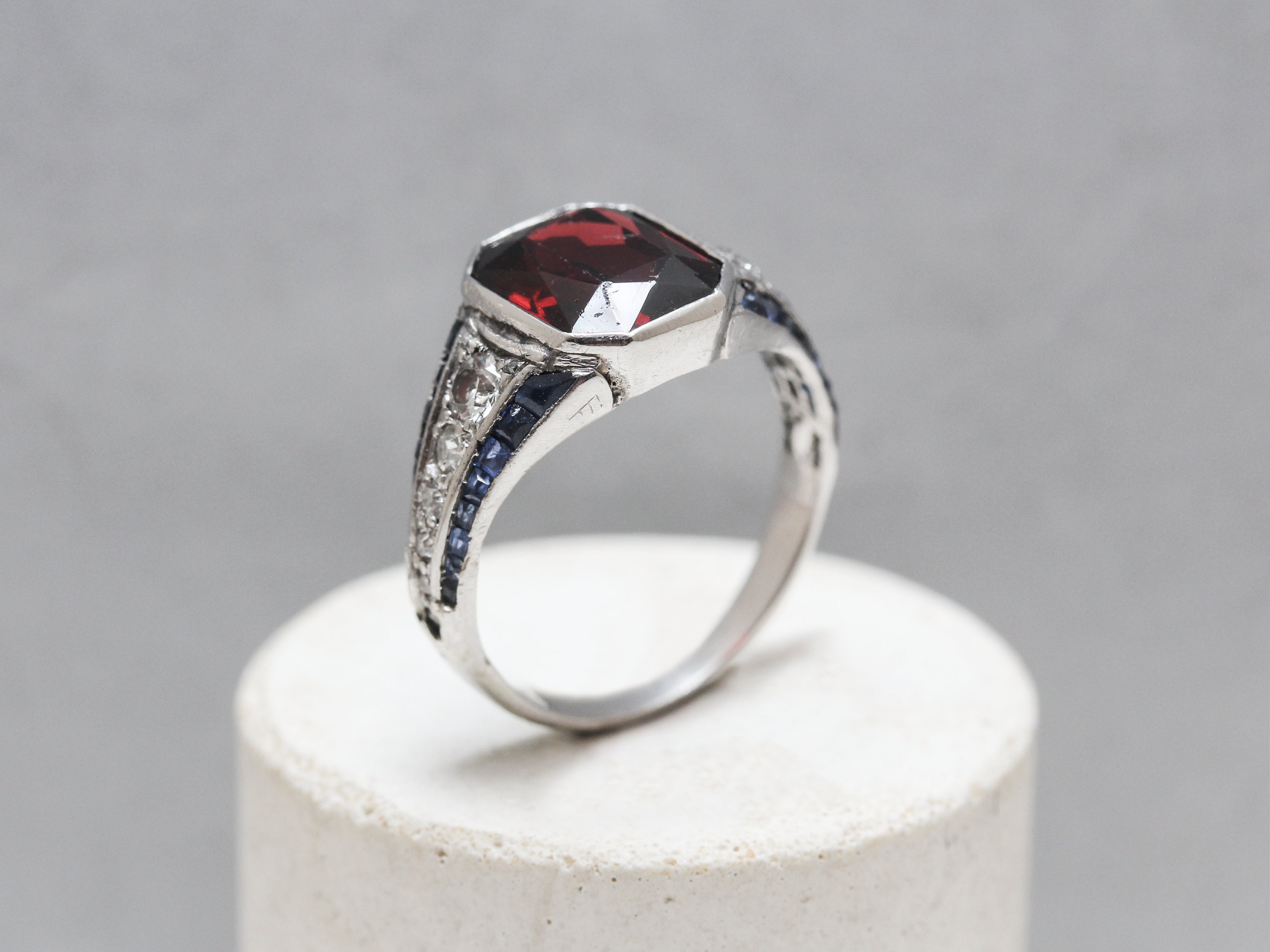 1930年代のプラチナ、ガーネット、サファイア、ダイヤモンドリング