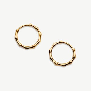 Sarah Alexander - Java Bamboo Huggie-oorbellen, 18 kt goud vermeil