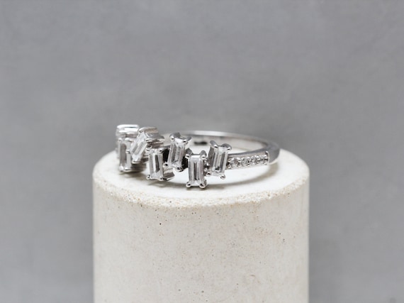 Bague en argent et pierre transparente, taille britannique N