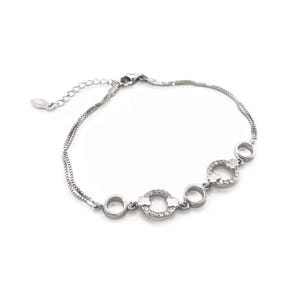 Könnte beinhalten: Ein silbernes Armband mit einer doppelten Kette und fünf runden Anhängern. Jeder Anhänger ist mit kleinen, klaren Steinen und einem Kleeblatt verziert.