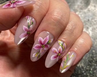 Handgeschilderde bloemen Press On Nails - Roze kattenoognagels met lelies. Plak op herbruikbare nagels op maat gemaakt om te bestellen. Amandel of kort vierkant.