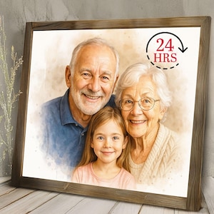 Könnte beinhalten: Gerahmtes Aquarellporträt von drei lächelnden Personen: einem älteren Mann, einer älteren Frau und einem jungen Mädchen. Der Rahmen ist aus dunklem Holz. Das Bild hat einen weichen, malerischen Stil. Eine kreisförmige Grafik mit dem Text "24 HRS" befindet sich oben rechts.