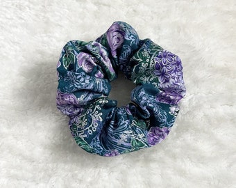 Chouchou (scrunchie) with purple and blue floral patterns