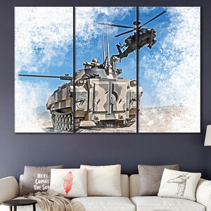 Puede incluir: Una escena militar con un vehículo blindado camuflado y un helicóptero negro volando por encima. El vehículo está en un camino de tierra con un paisaje desértico en el fondo. La escena está pintada en un estilo acuarela.