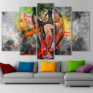 Puede incluir: Una impresi&oacute;n en lienzo de varios paneles con un dise&ntilde;o abstracto con salpicaduras de pintura naranja y roja. El panel central muestra a una persona at&aacute;ndose el zapato, con la pierna y el pie en foco.