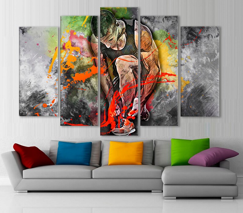 Puede incluir: Una impresi&oacute;n en lienzo de varios paneles con un dise&ntilde;o abstracto con salpicaduras de pintura naranja y roja. El panel central muestra a una persona at&aacute;ndose el zapato, con la pierna y el pie en foco.